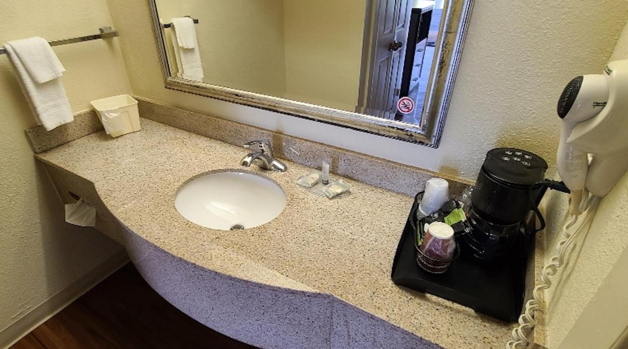Red Roof Inn & Suites Cornelius - Lake Norman Luaran gambar